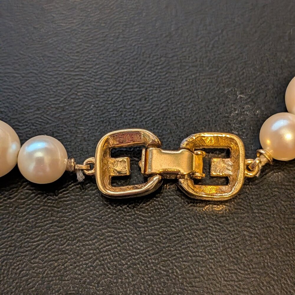 Givenchy Vintage Faux Pearl Bow Necklace - Picture 5 of 6